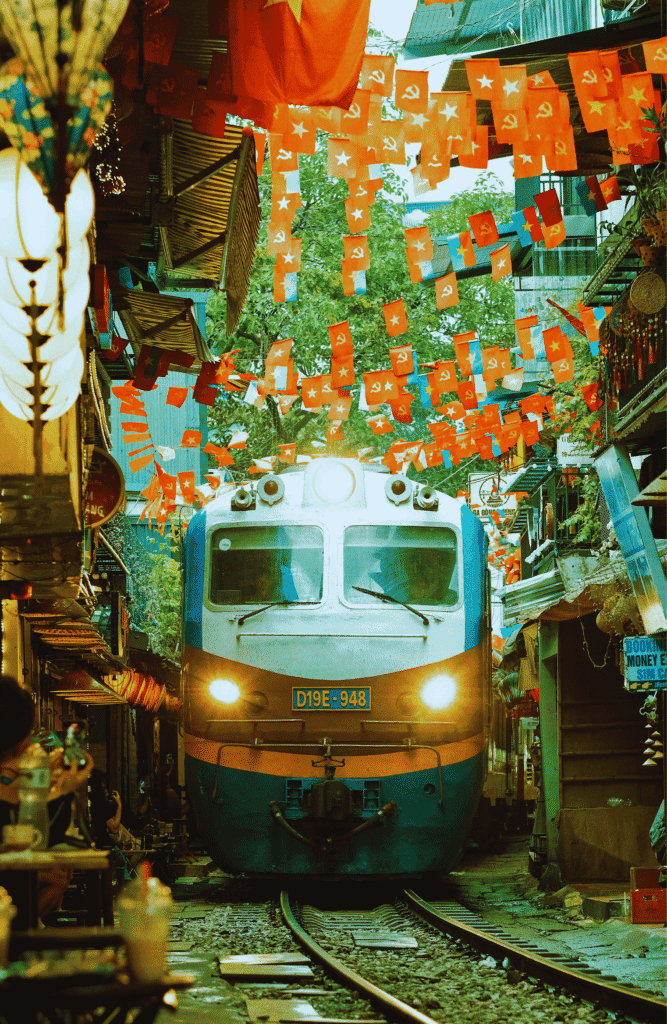 Du Lịch Miền Bắc Việt Nam: Cẩm Nang Khám Phá Núi Non, Văn Hóa & Thiên Nhiên Tuyệt Đẹp 🇻🇳 12 Hanoi trains