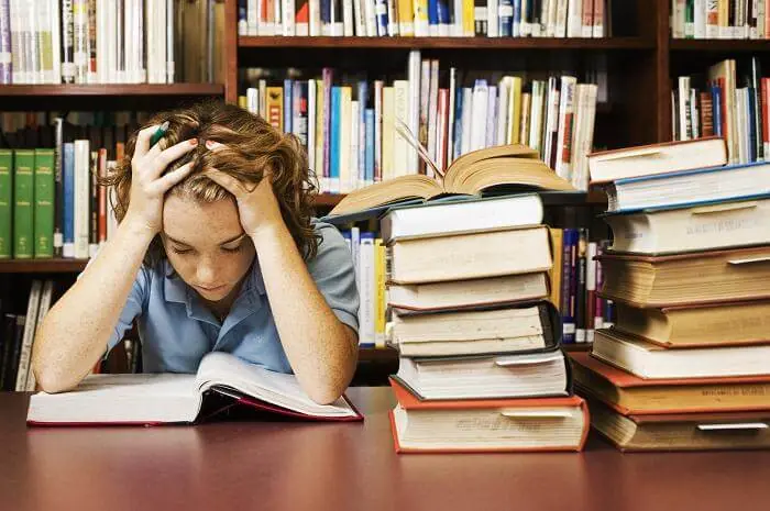 7 Bí Quyết Học Tốt Môn Văn Hiệu Quả Cho Học Sinh Mất Gốc, Không Cần Năng Khiếu Vẫn Đạt Điểm Cao 2 Học tốt môn văn - Chán nản khi học văn