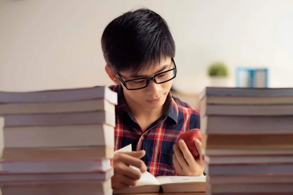 7 Bí Quyết Học Tốt Môn Văn Hiệu Quả Cho Học Sinh Mất Gốc, Không Cần Năng Khiếu Vẫn Đạt Điểm Cao 5 Luyện đọc sách để học tốt môn văn