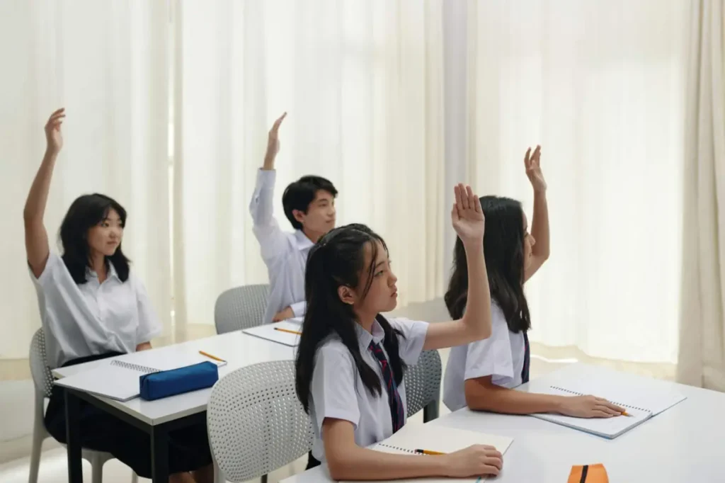 7 Bí Quyết Học Tốt Môn Văn Hiệu Quả Cho Học Sinh Mất Gốc, Không Cần Năng Khiếu Vẫn Đạt Điểm Cao 10 Học sinh phát biểu trong giờ văn