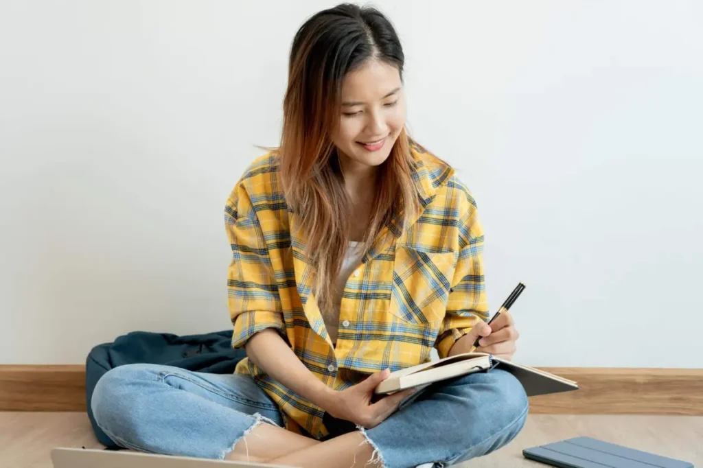 7 Bí Quyết Học Tốt Môn Văn Hiệu Quả Cho Học Sinh Mất Gốc, Không Cần Năng Khiếu Vẫn Đạt Điểm Cao 13 Học văn với tâm trạng thoải mái