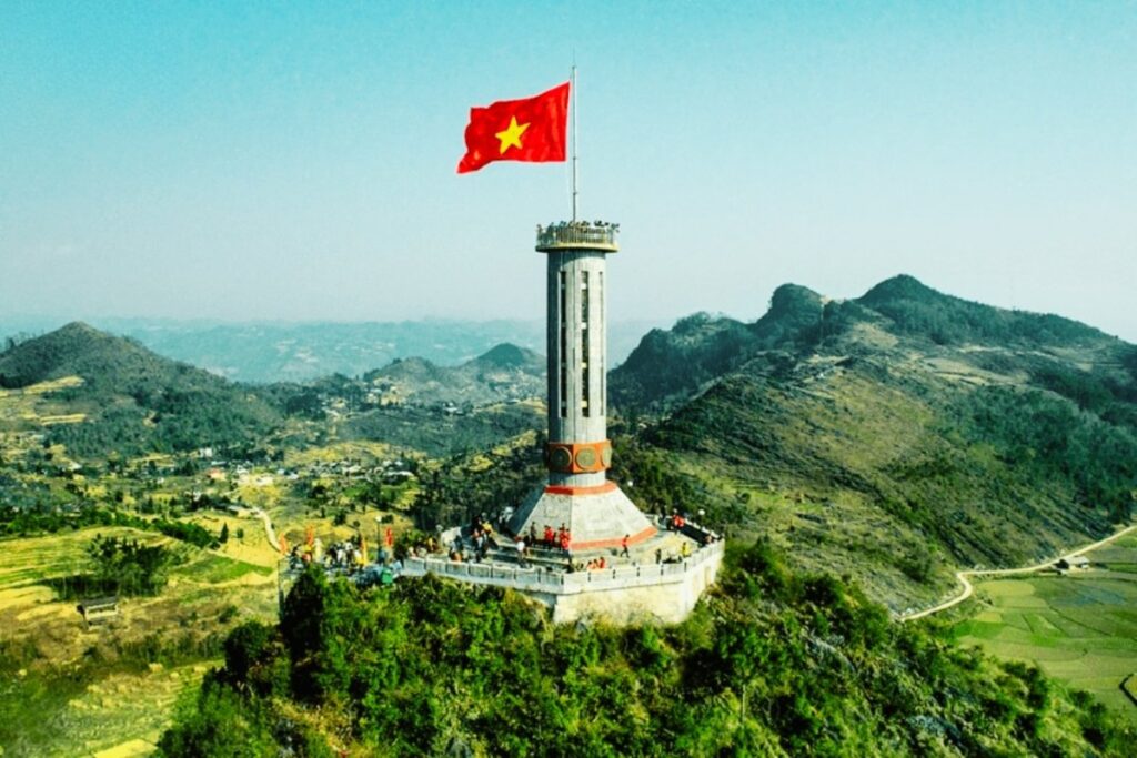 Ha Giang Travel Guide 2026: Best Things to Do, Loop Routes & Local Tips 🇻🇳 6 Visit Lung Cu Flag Tower
