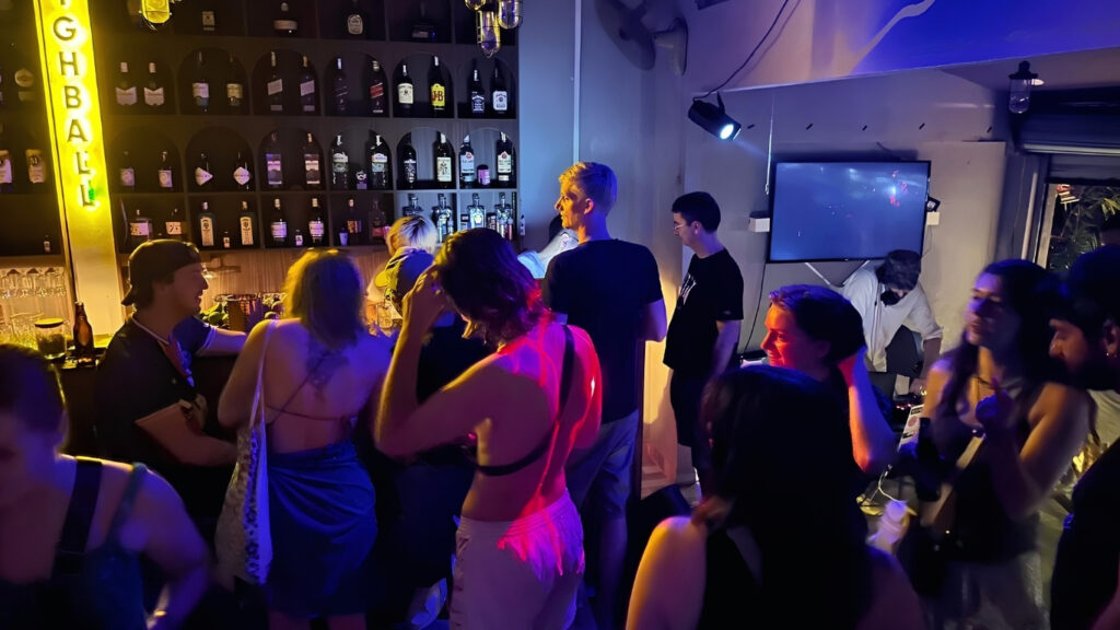 Vietnam Nightlife Guide 2026: Best Bars, Rooftops, Clubs & Night Markets 🇻🇳 11 Phu Quoc nightlife is especially popular among couples and luxury travelers
