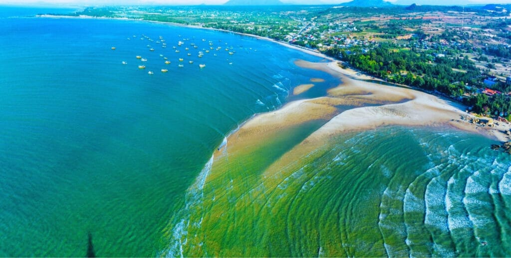 Mui Ne Travel Guide 2026: Vietnam’s Best Beach Escape for Sand Dunes, Seafood & Kitesurfing 2 Tropical coastline and beach resorts in Mui Ne Vietnam