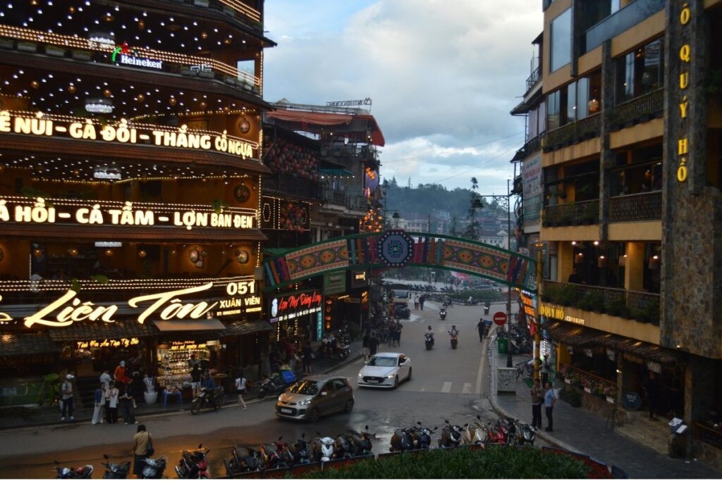 Local restaurants and food stalls in Sapa at night