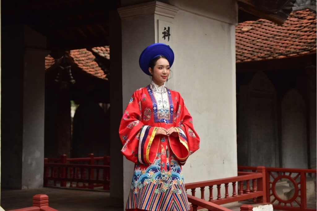 Ao Ngu Than traditional royal costume