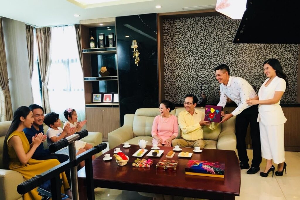 Vietnamese Etiquette Guide: 25 Cultural Tips Every Traveler Should Know Before Visiting Vietnam 10 Traveler presenting a gift to a Vietnamese family