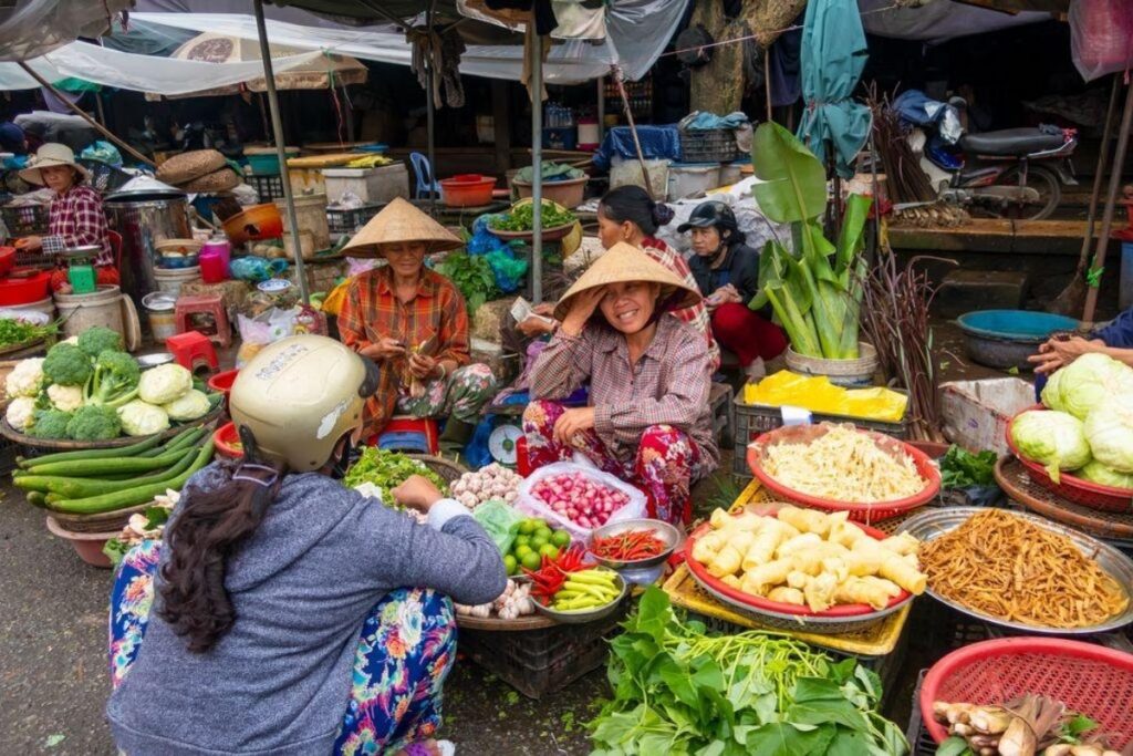 Vietnamese Etiquette Guide: 25 Cultural Tips Every Traveler Should Know Before Visiting Vietnam 12 Traditional markets
