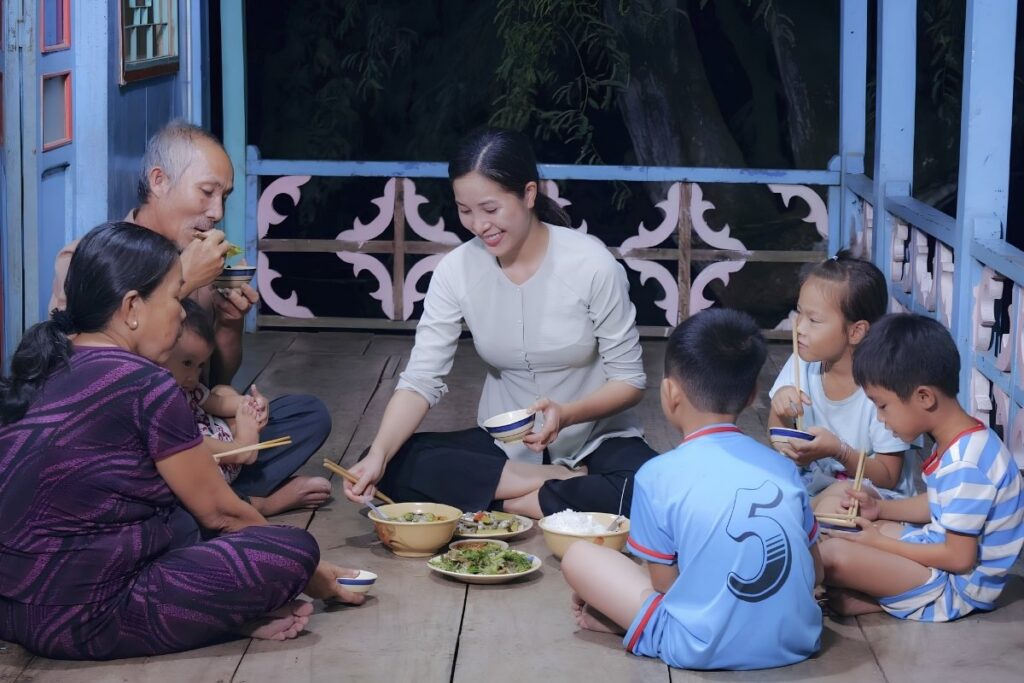 Vietnamese Customs and Traditions: Why Vietnam Feels So Different—and So Welcoming 2 Vietnamese family enjoying dinner together at home