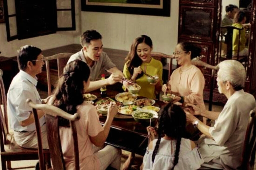 Vietnamese Etiquette Guide: 25 Cultural Tips Every Traveler Should Know Before Visiting Vietnam 6 Vietnamese family sharing dinner around a table