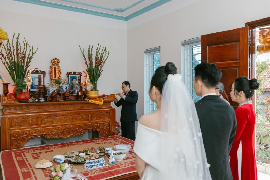 Bride and groom honoring ancestors during the Le Gia Tien ceremony