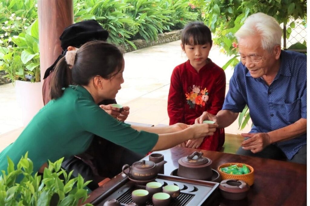Vietnamese Customs and Traditions: Why Vietnam Feels So Different—and So Welcoming 6 Vietnamese family welcoming guests with tea