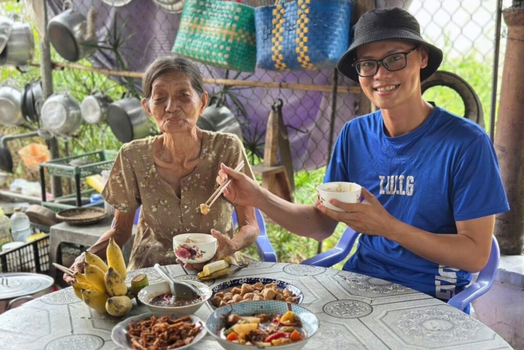Vietnamese Etiquette Guide: 25 Cultural Tips Every Traveler Should Know Before Visiting Vietnam 7 Vietnamese host serving more food to a guest