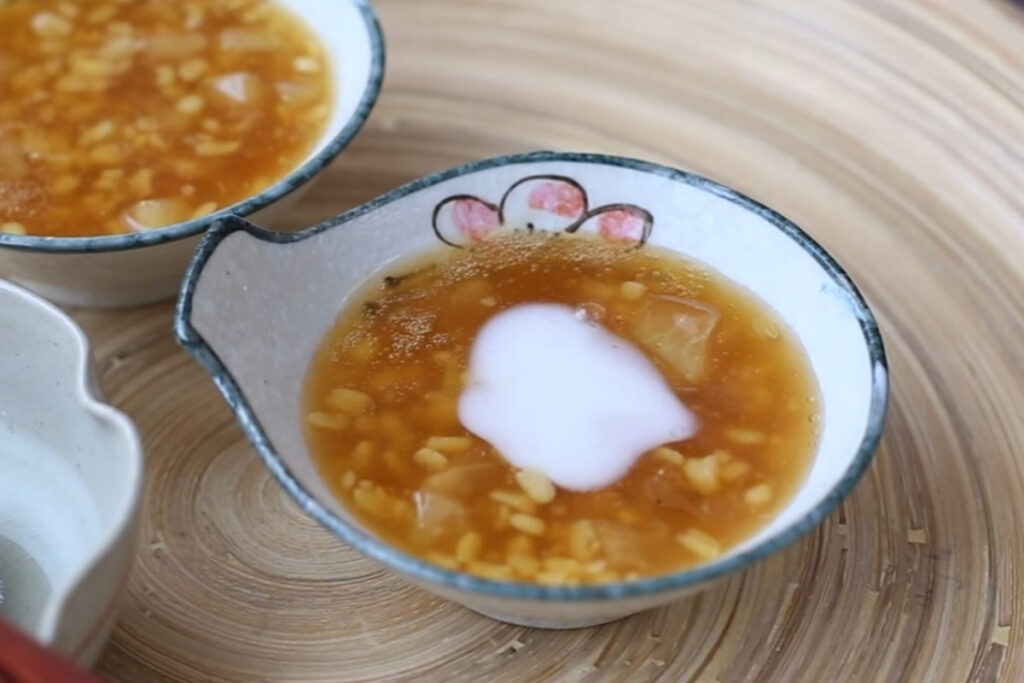 Best Vietnamese Desserts: 20 Sweet Treats Every Traveler Should Try in Vietnam 4 Close-up of Vietnamese chè bưởi showing translucent pomelo peel and creamy coconut milk.