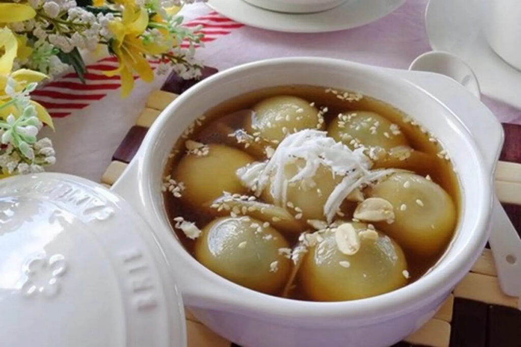 Best Vietnamese Desserts: 20 Sweet Treats Every Traveler Should Try in Vietnam 13 Vietnamese chè trôi nước with glutinous rice balls, mung bean filling, ginger syrup, sesame seeds, and coconut milk.