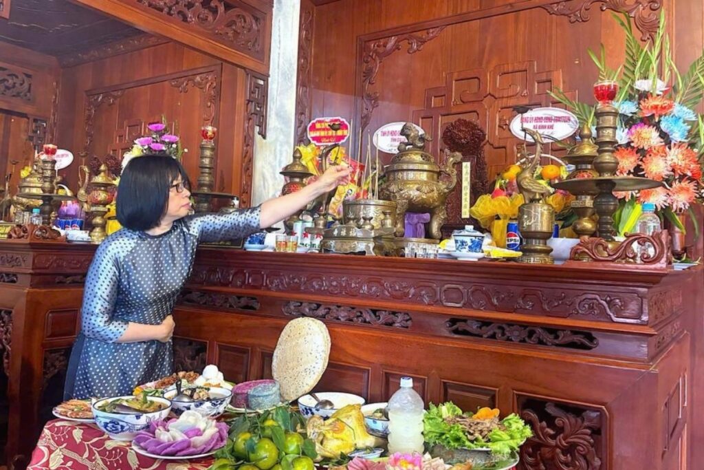 Ancestor Worship in Vietnam: Understanding the Spiritual Tradition That Shapes Vietnamese Life 6 Vietnamese family gathering for a traditional Giỗ ceremony