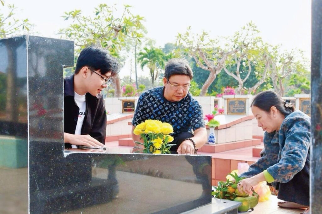 Ancestor Worship in Vietnam: Understanding the Spiritual Tradition That Shapes Vietnamese Life 9 Vietnamese family cleaning ancestral graves before Tet