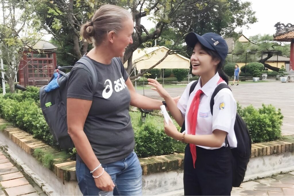 Vietnamese Etiquette Guide: 25 Cultural Tips Every Traveler Should Know Before Visiting Vietnam 4 Vietnamese woman greeting a traveler with a warm smile
