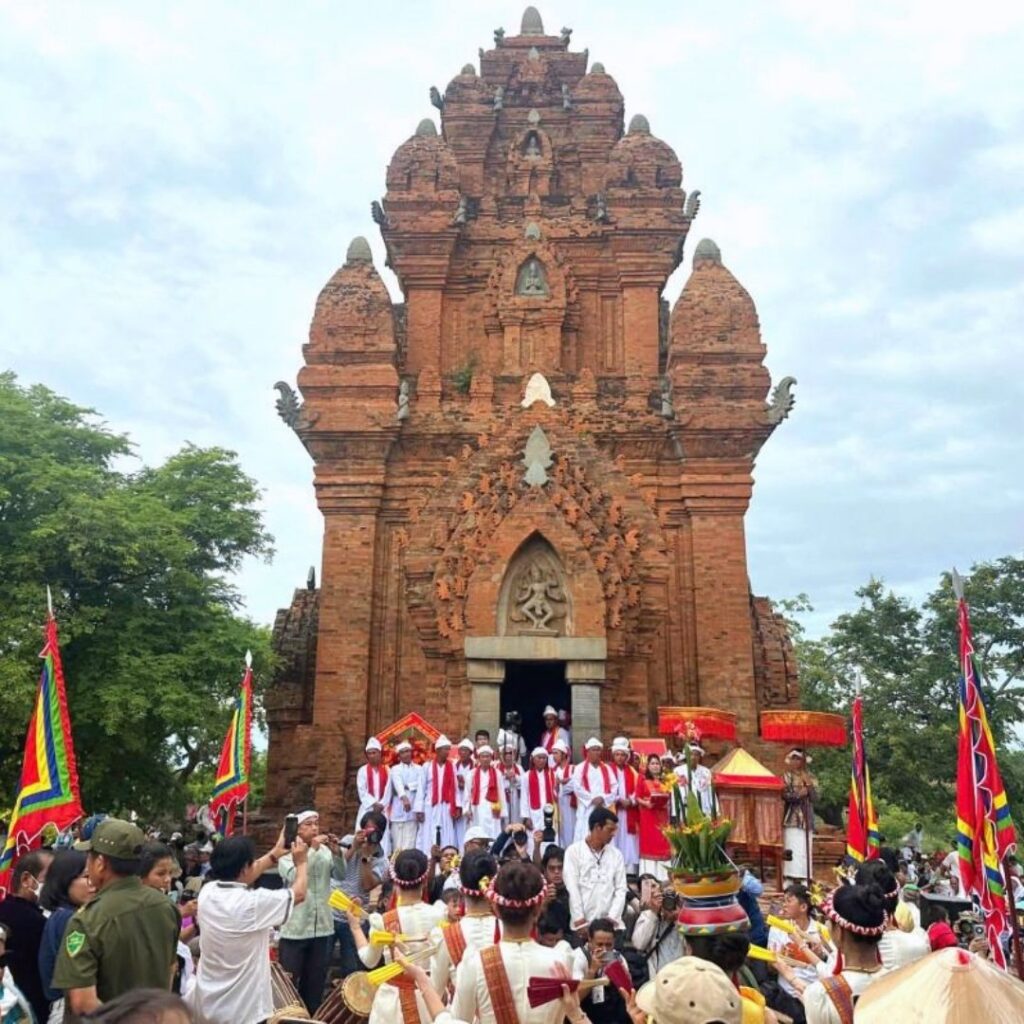 Cham people celebrating the Kate Festival at Po Klong Garai Towers