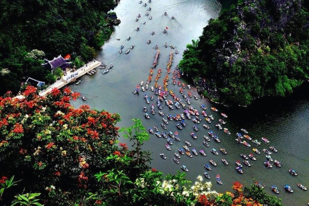 Rowboats carrying pilgrims along Yen Stream to the Perfume Pagoda