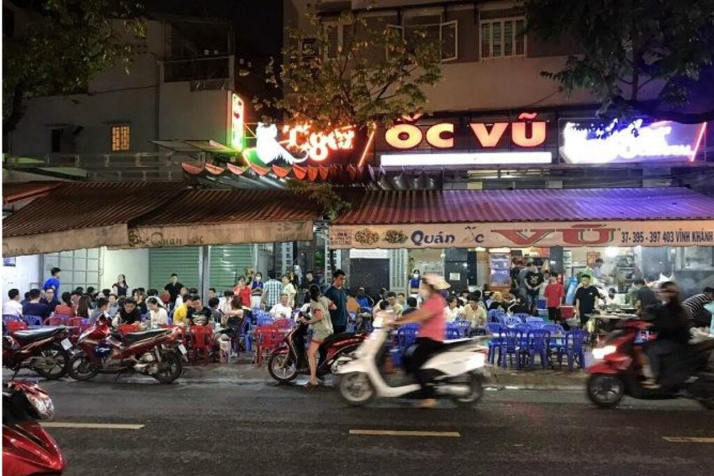 Ho Chi Minh City Food Guide: What to Eat in Vietnam's Food Capital 16 Crowded snail restaurant in Ho Chi Minh City at night