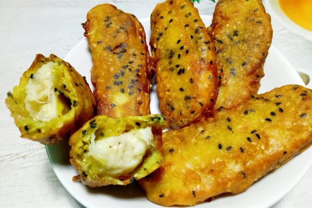 Best Vietnamese Desserts: 20 Sweet Treats Every Traveler Should Try in Vietnam 6 Street vendor selling freshly made Vietnamese banana cake at a traditional morning market in southern Vietnam.