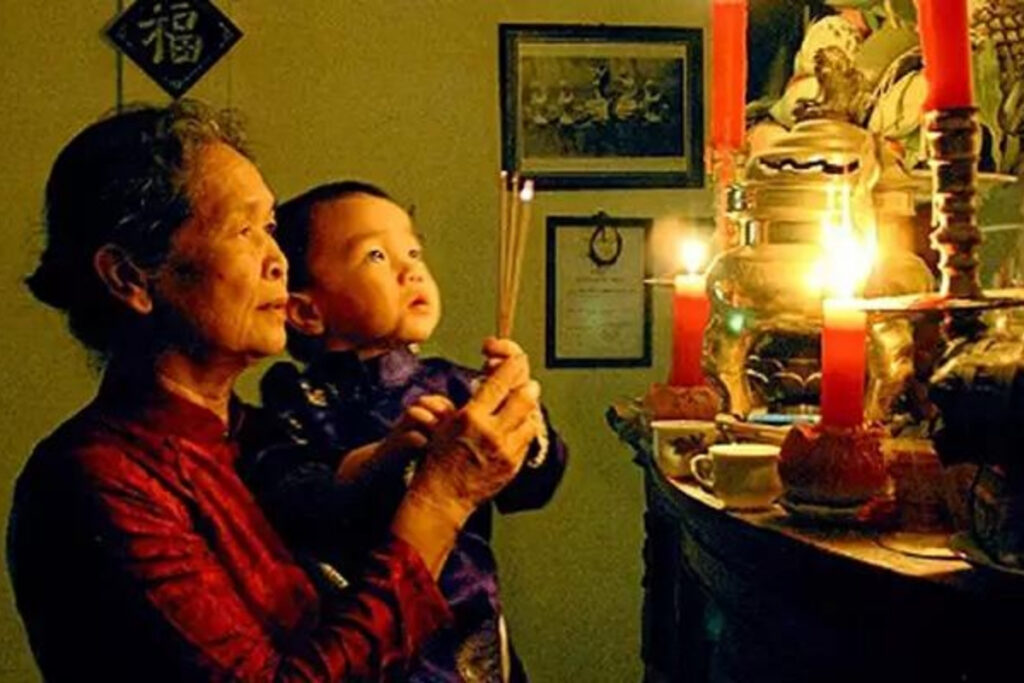 Ancestor Worship in Vietnam: Understanding the Spiritual Tradition That Shapes Vietnamese Life 12 Three generations of a Vietnamese family gathered around their ancestor altar