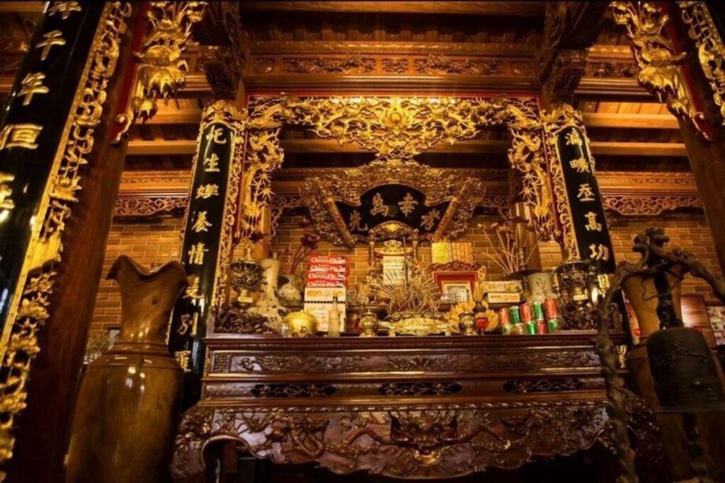 Ancestor Worship in Vietnam: Understanding the Spiritual Tradition That Shapes Vietnamese Life 4 Traditional Vietnamese family altar inside a private home