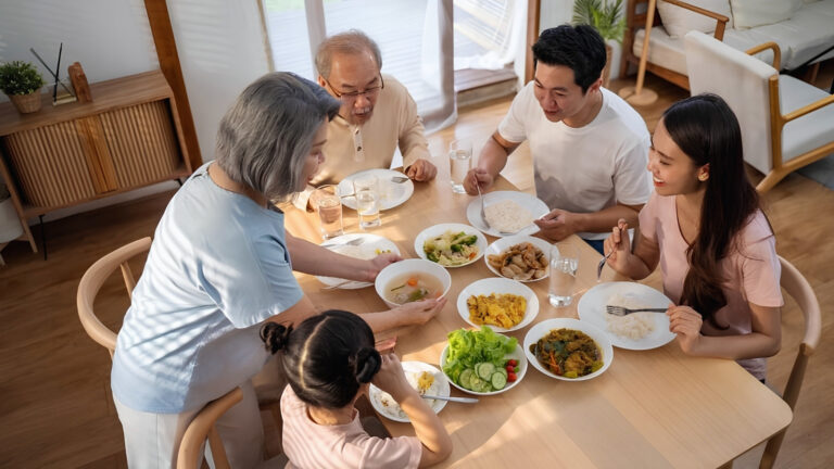 Vietnamese customs and traditions: family dinner