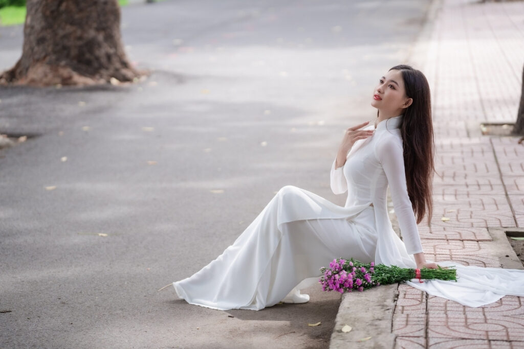 Ao Dai Vietnam: History, Meaning & Where to Wear Vietnam's National Dress 5 Vietnamese schoolgirls wearing white Ao Dai
