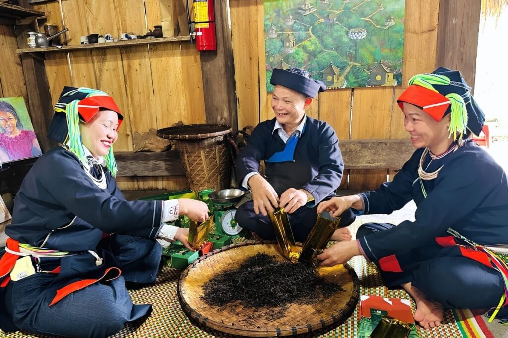 Vietnamese Tea Culture: I Thought Vietnam Was the Land of Coffee—Until an Old Man Handed Me a Tiny Cup of Tea 11 Brewing Shan Tuyết tea in a mountain village.