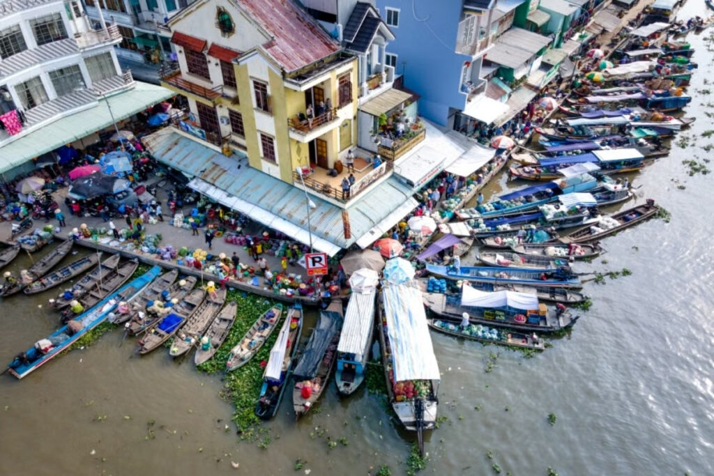 Boats selling fruit at Cai Rang Floating Market in Vietnam