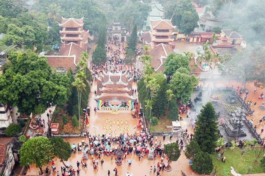 Vietnamese Religion & Beliefs: A Complete Guide to Faith, Spirituality, and Daily Life in Vietnam (2026) 11 Pilgrims at the Perfume Pagoda Festival