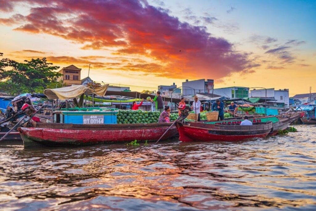 Cai Rang Floating Market in Can Tho early in the morning