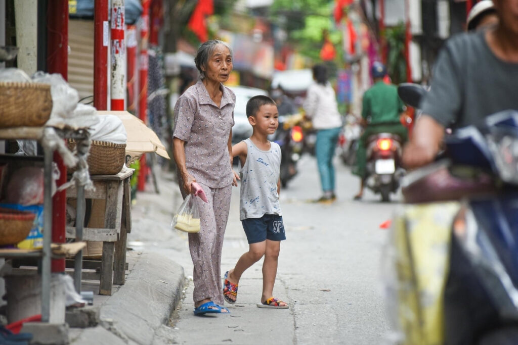 Vietnamese Names: A Traveler’s Guide to Names & Naming Traditions 4 Vietnamese people representing common family names in Vietnam