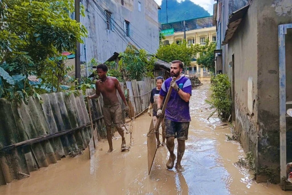 Foreign residents helping clean up mud after flooding in the North of Vietnam