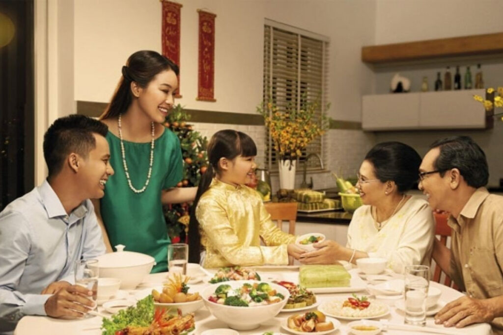 Why Do Vietnamese Families Eat Together? 11 Modern Vietnamese family having dinner at home