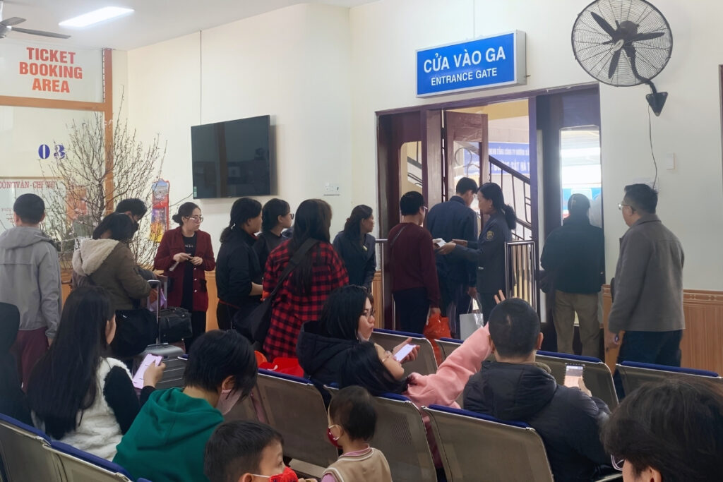 Travelers returning home by train before Tet in Vietnam