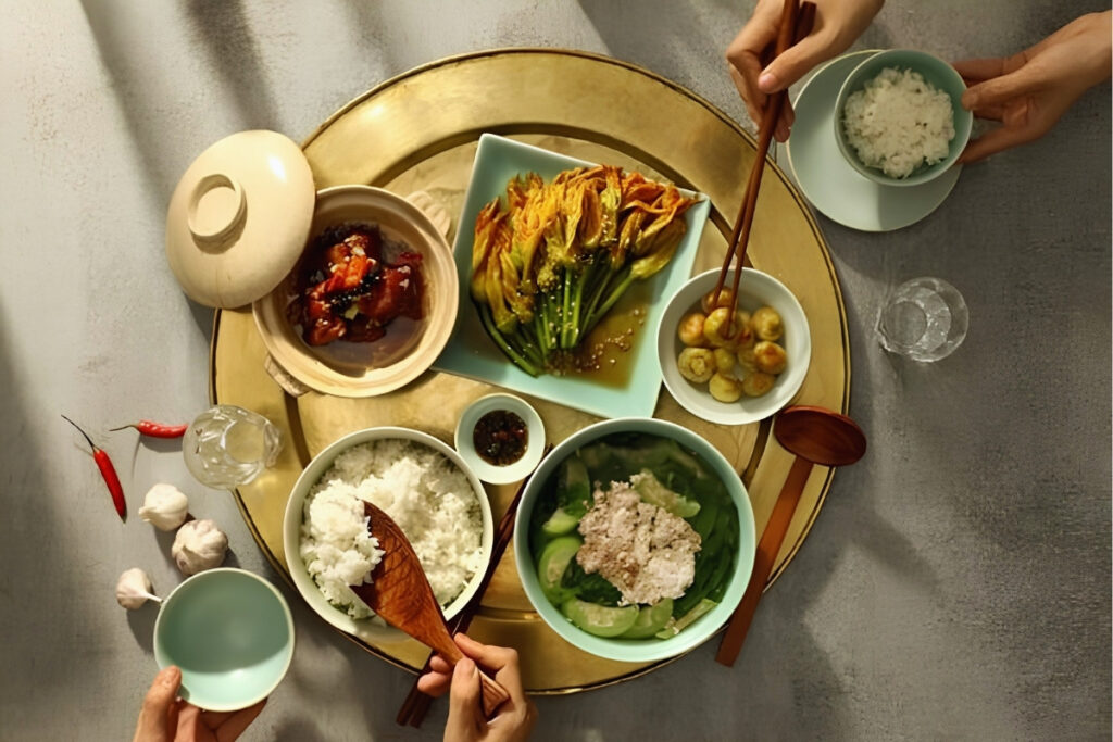 Why Do Vietnamese Families Eat Together? 7 Communal Vietnamese dining with shared dishes and individual rice bowls