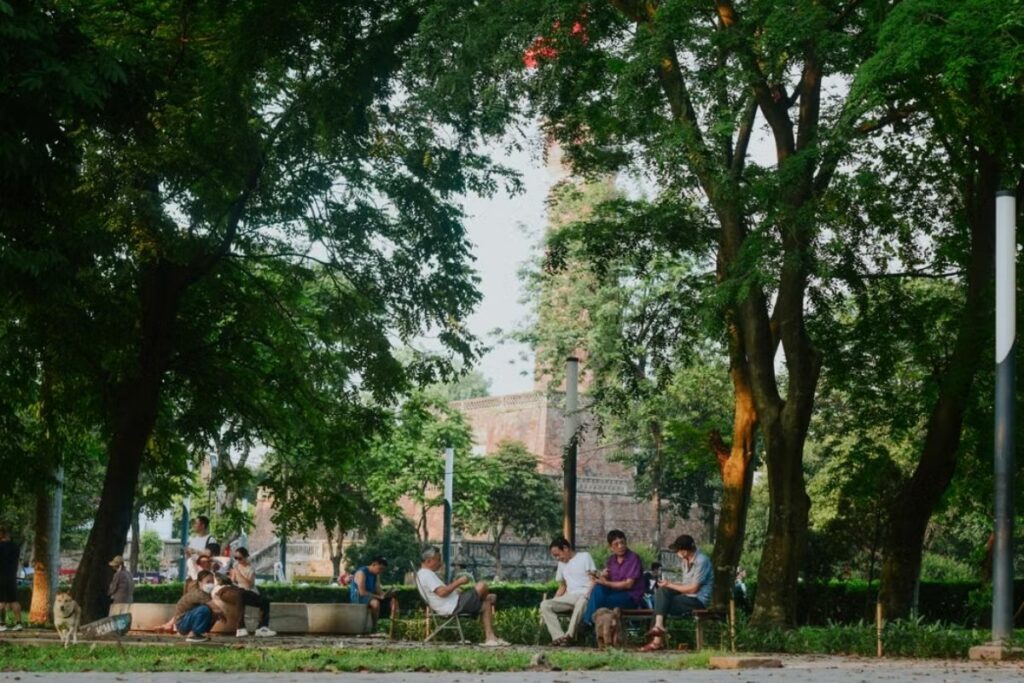 Conversation and communication between Vietnamese and foreign residents