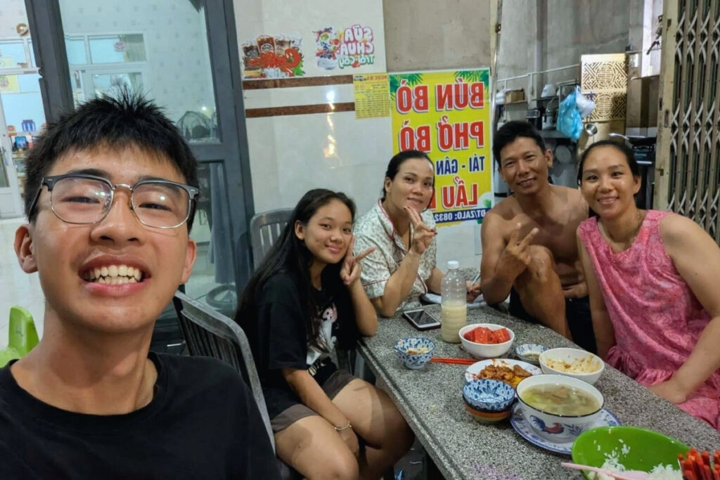 Why Do Vietnamese Families Eat Together? 9 Vietnamese family members talking during a meal