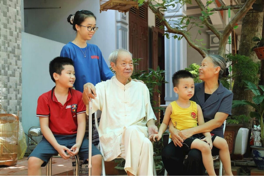 Vietnamese Names: A Traveler’s Guide to Names & Naming Traditions 3 Vietnamese family representing lineage and naming traditions