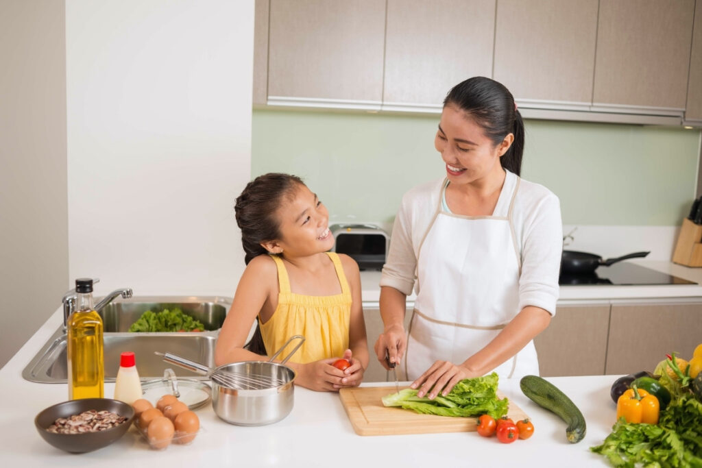 Why Do Vietnamese Families Eat Together? 10 Vietnamese home cooking in a family kitchen