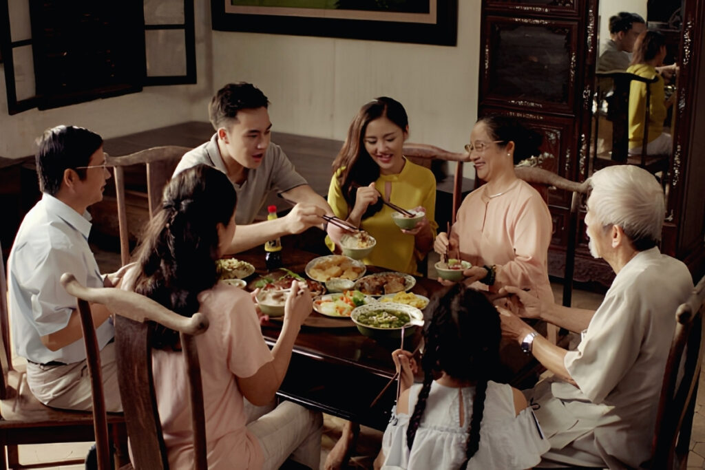 Why Do Vietnamese Families Eat Together? 4 Multigenerational Vietnamese family having dinner together