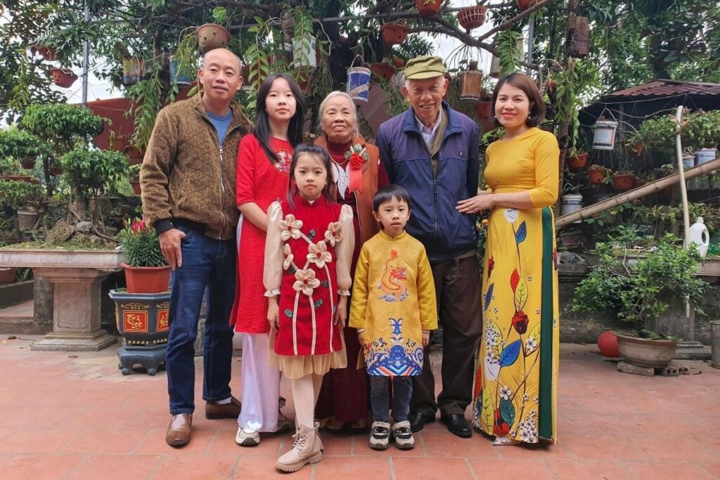 Vietnamese Names: A Traveler’s Guide to Names & Naming Traditions 13 Three generations of a Vietnamese family representing changing naming traditions
